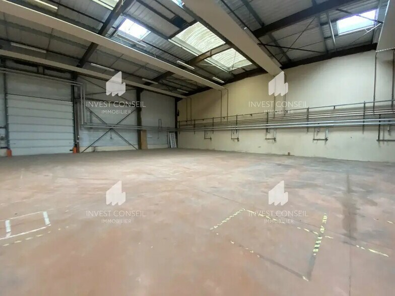 Light Industrial in Cergy to rent - Building Photo - Image 2 of 10