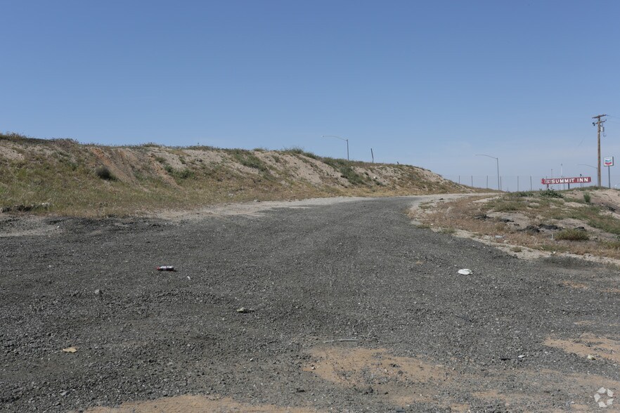 Mariposa Rd, Oak Hills 92344 UK