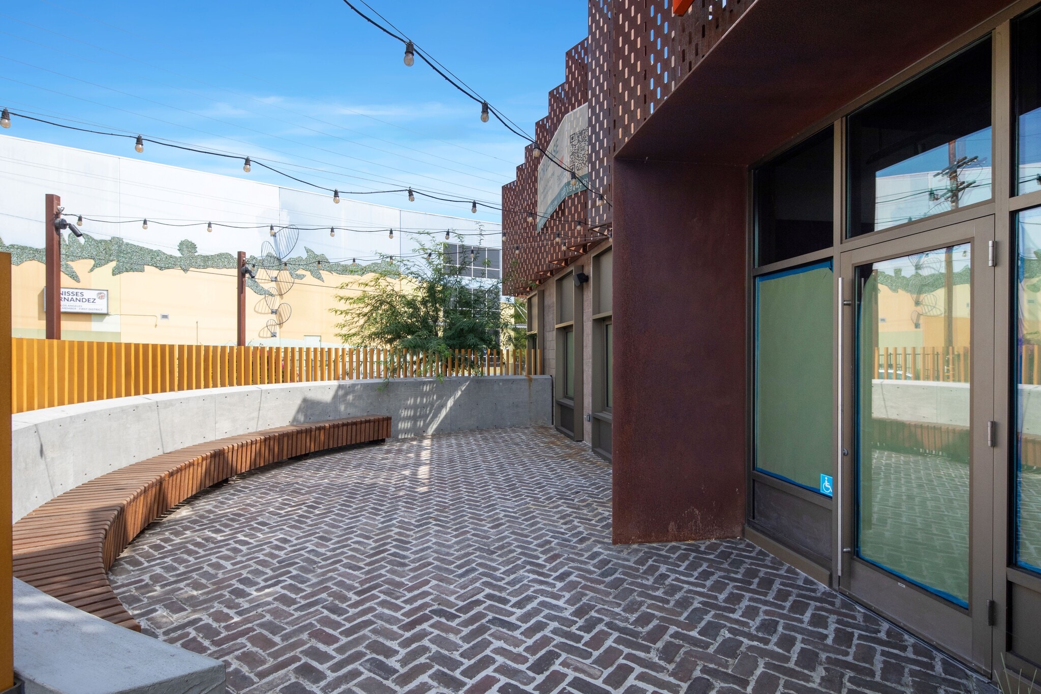 3716 Eagle Rock Blvd, Los Angeles, CA to rent Interior Photo- Image 1 of 12