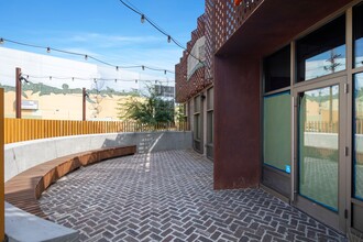 3716 Eagle Rock Blvd, Los Angeles, CA to rent Interior Photo- Image 1 of 12