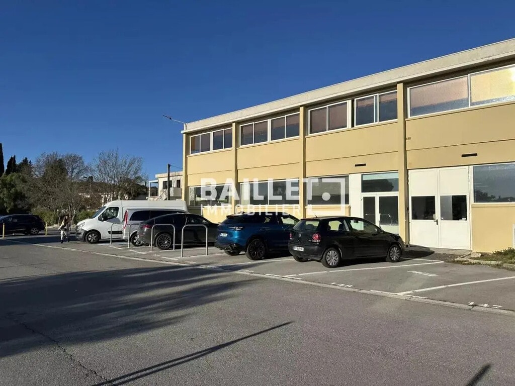 Location Bureaux 250 m² - Photo 1