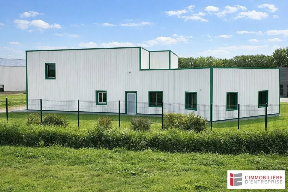 Location Local d'activités 250 m² - Photo 1