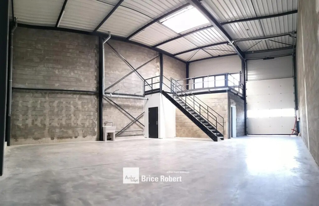Location Local d'activités 170 m² - Photo 1