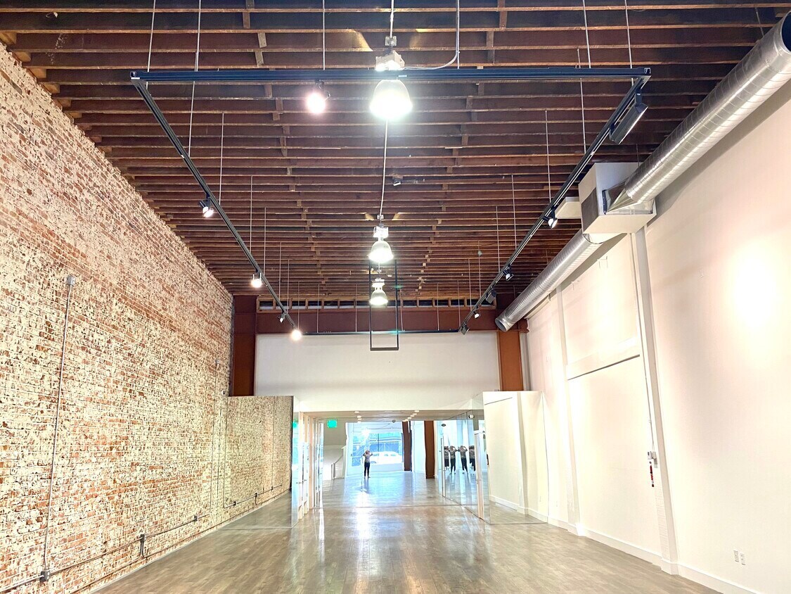 901-907 S Hill St, Los Angeles, CA to rent Interior Photo- Image 1 of 9