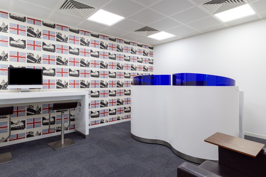 Station Way, Crawley to rent - Interior Photo - Image 3 of 17