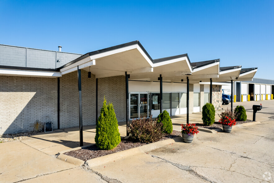 26155 Groesbeck Hwy, Warren, MI for rent - Building Photo - Image 1 of 8