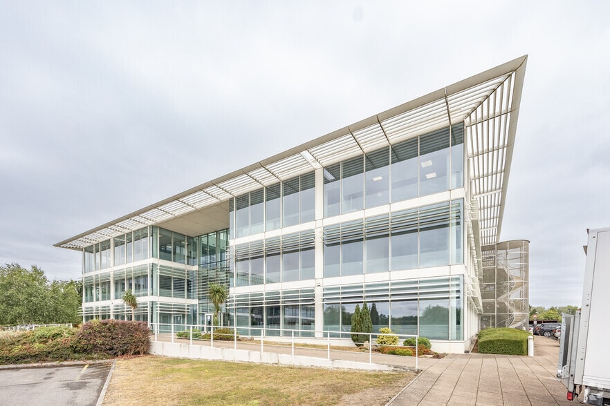 Whitehill Way, Swindon to rent - Building Photo - Image 3 of 4