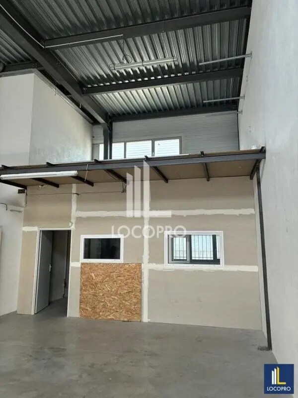 Location Local d'activités 90 m² - Photo 1