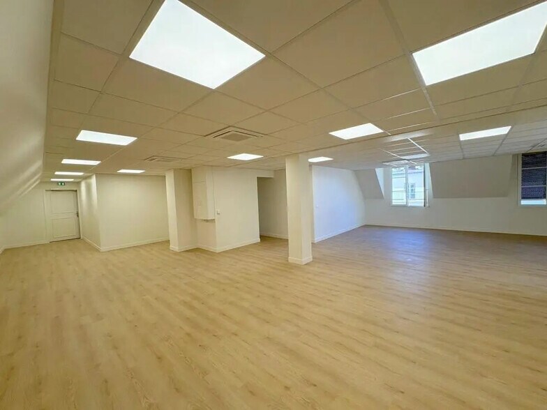 Office in Saint-Germain-en-Laye to rent - Interior Photo - Image 2 of 8