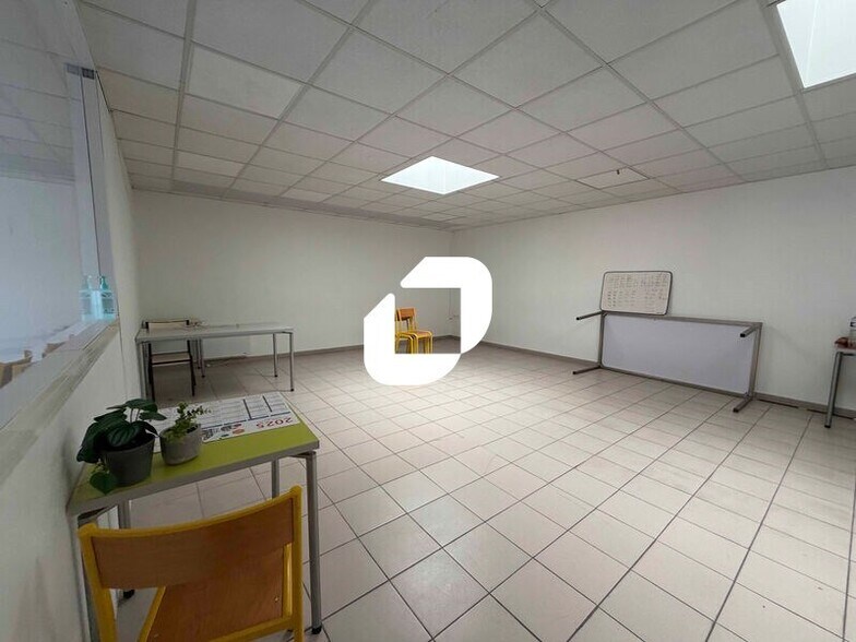 Light Industrial in Sevran to rent - Interior Photo - Image 2 of 26