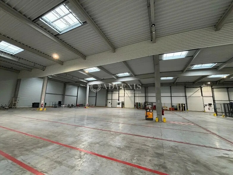 Light Industrial in Sucy-en-Brie to rent - Building Photo - Image 3 of 7