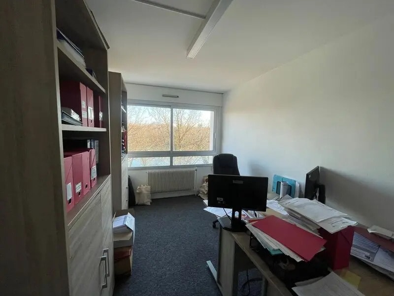 Office in Caluire-et-Cuire to rent Interior Photo- Image 1 of 5