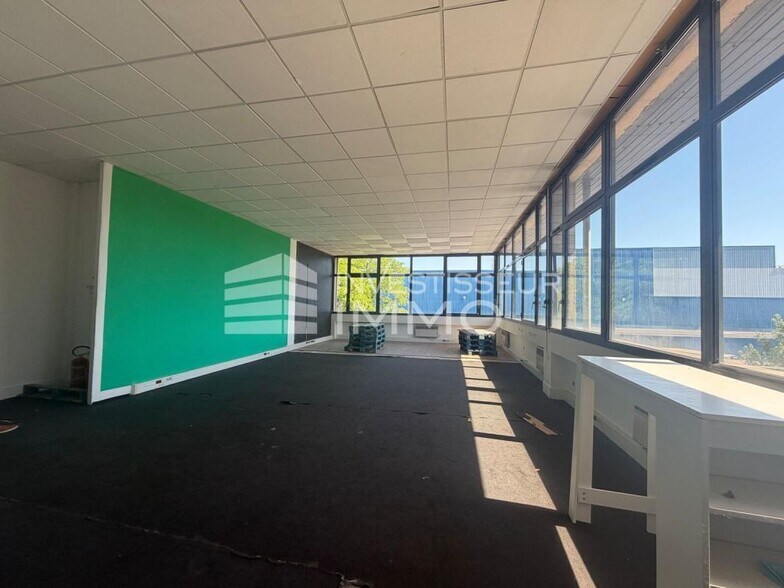 Light Industrial in Villejuif to rent - Interior Photo - Image 1 of 17