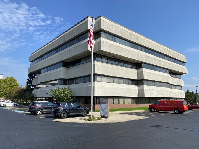 6001 Cochran Rd, Solon, OH for rent - Building Photo - Image 1 of 7