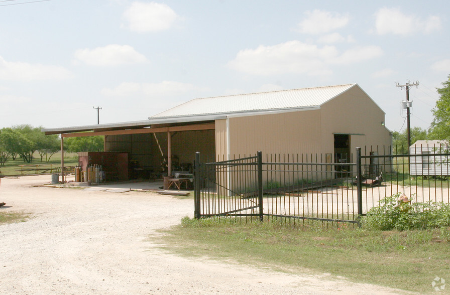 4615 S Flores St, Elmendorf, TX for sale - Building Photo - Image 1 of 8