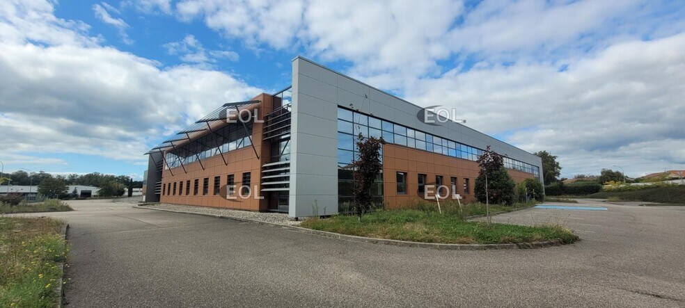 Industrial in Miribel to rent - Building Photo - Image 2 of 8
