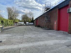 Unit 5 Deadbrook Lane, Aldershot to rent Building Photo- Image 2 of 4