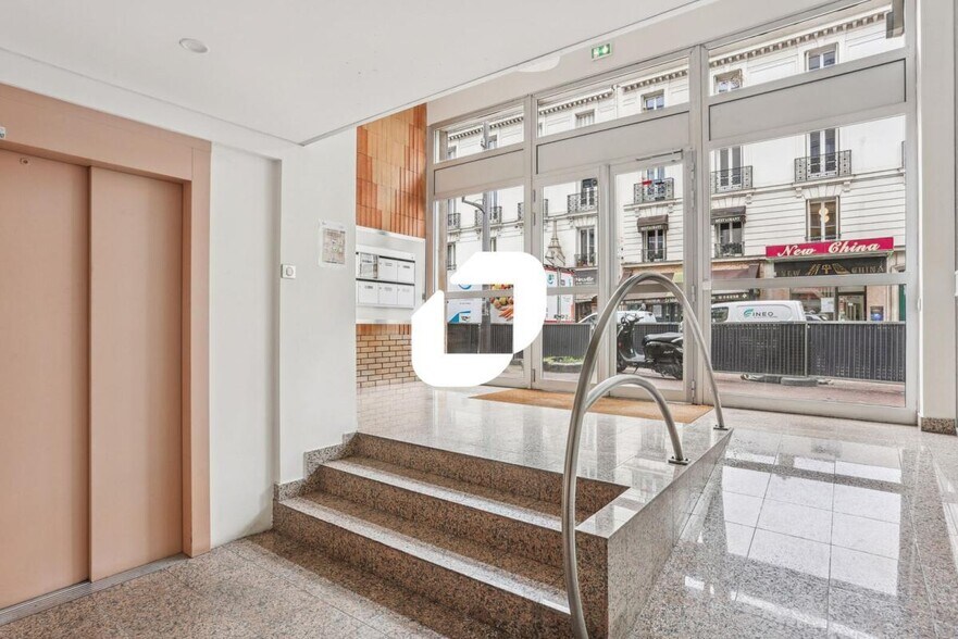 31-33 Rue Ernest Renan, Issy-les-Moulineaux to rent - Lobby - Image 3 of 11