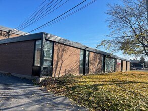 8531 Ch Delmeade, Mont-Royal, QC for rent Building Photo- Image 2 of 6