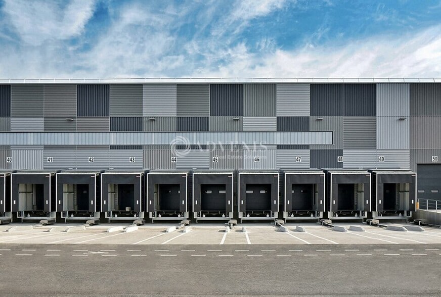 Industrial in Aulnay Sous Bois to rent - Building Photo - Image 3 of 7