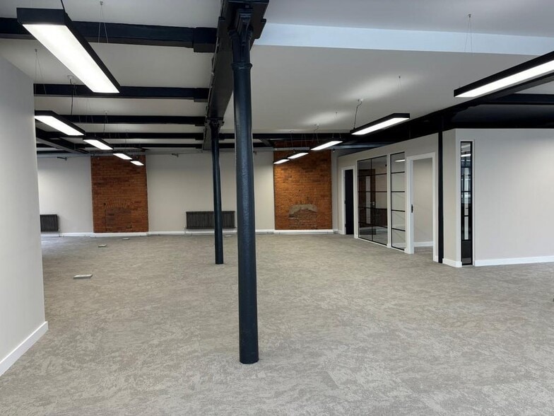 127-129 Portland St, Manchester to rent - Building Photo - Image 3 of 36