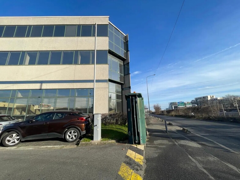 Light Industrial in Colombes to rent - Primary Photo - Image 2 of 18