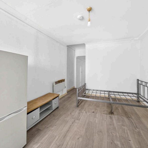 325 Lea Bridge Rd, London for sale - Interior Photo - Image 3 of 7