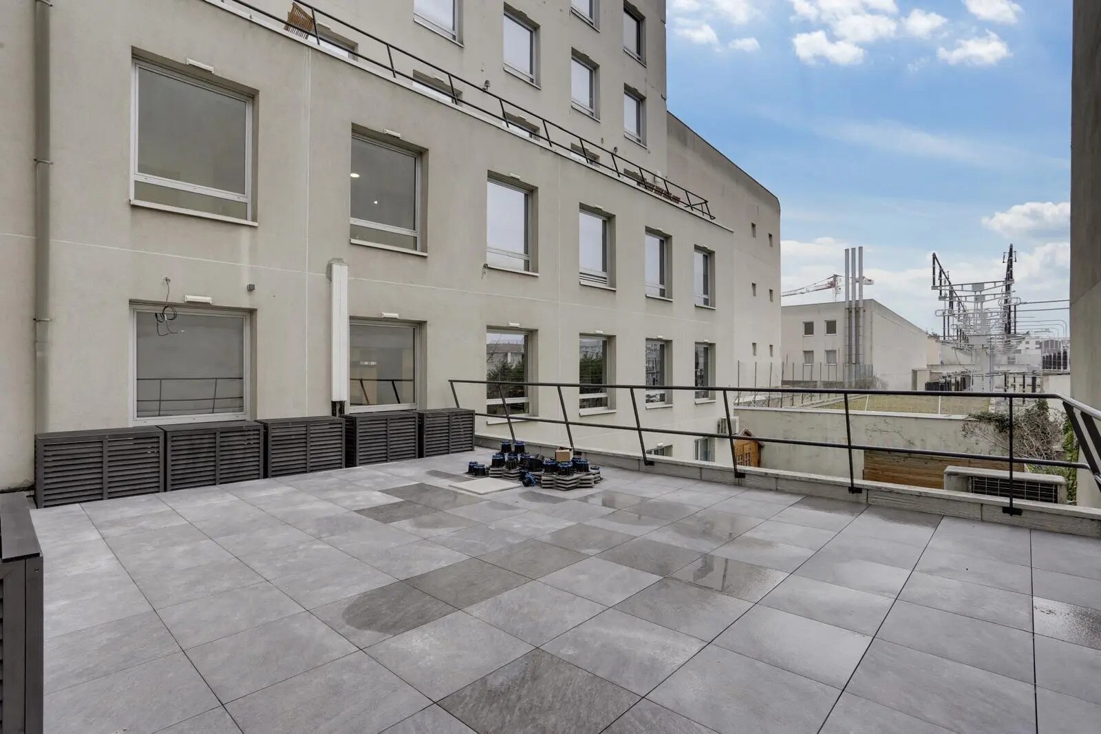 Office in Puteaux to rent Building Photo- Image 1 of 2