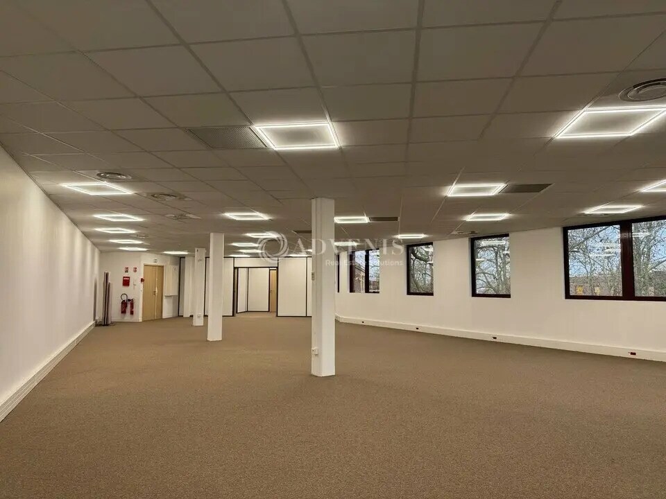 Office in Saint-Germain-en-Laye to rent Building Photo- Image 1 of 19