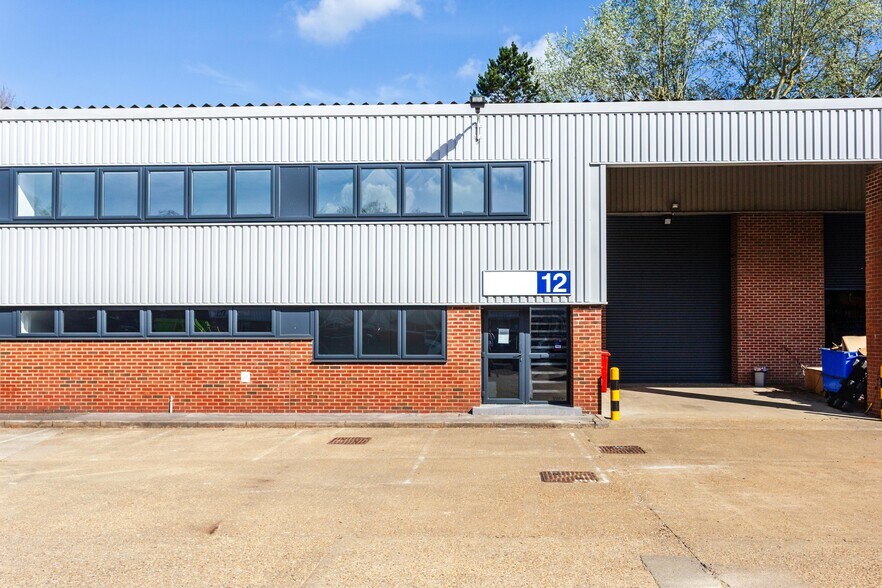 Farmbrough Clos, Aylesbury to rent - Building Photo - Image 3 of 39