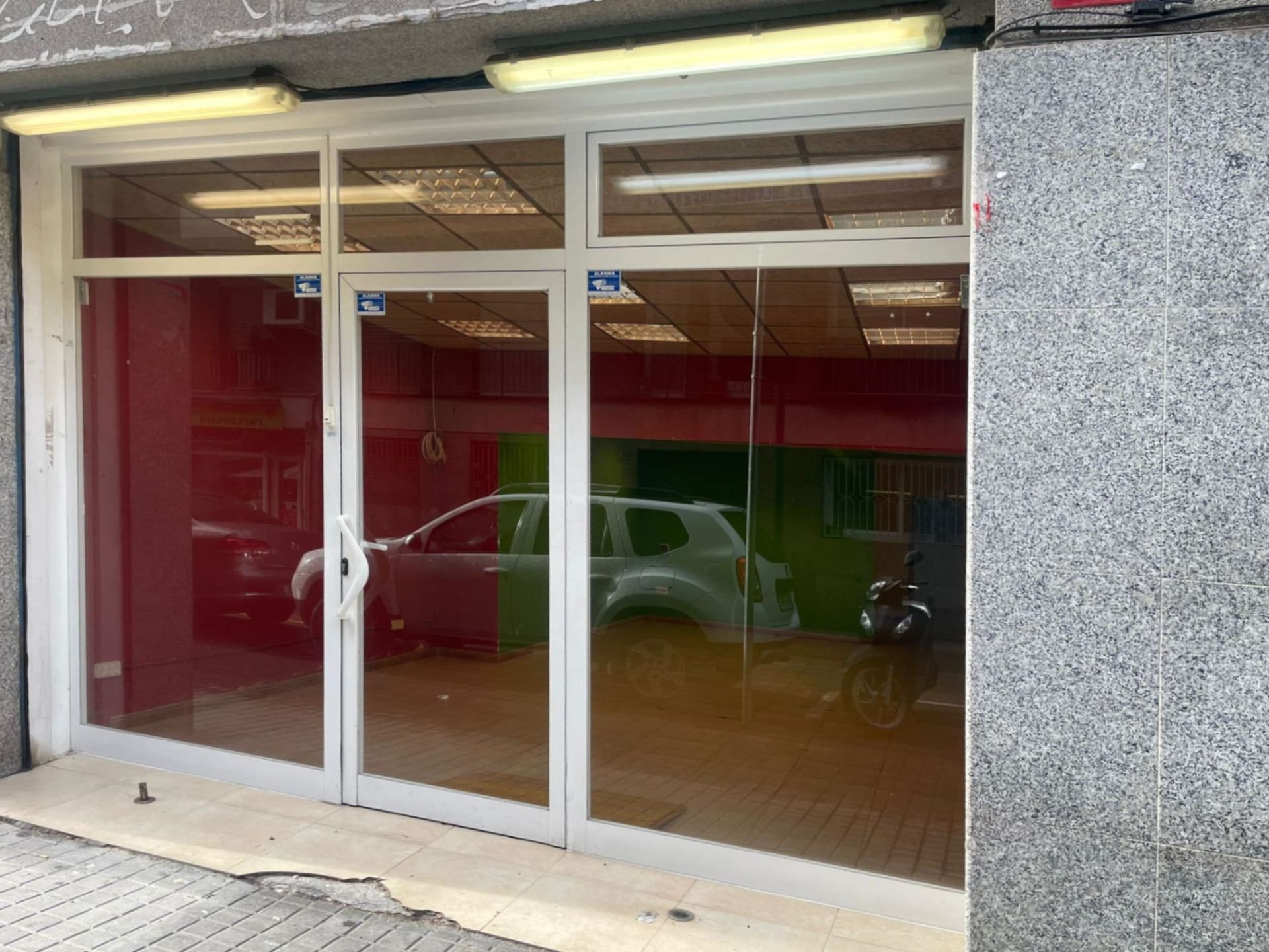 Retail in L'Hospitalet de Llobregat, Barcelona to rent Interior Photo- Image 1 of 10