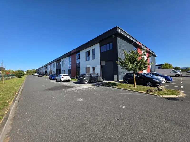 Light Industrial in Lieusaint to rent Building Photo- Image 1 of 11