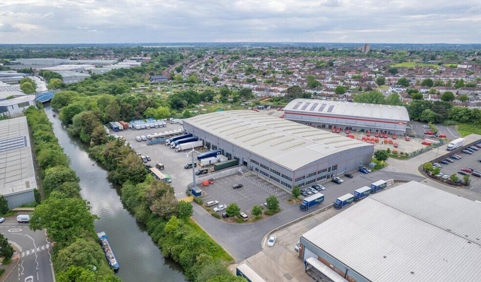 Auriol Dr, Greenford to rent - Aerial - Image 3 of 25