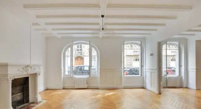 Light Industrial in Paris to rent Interior Photo- Image 1 of 12