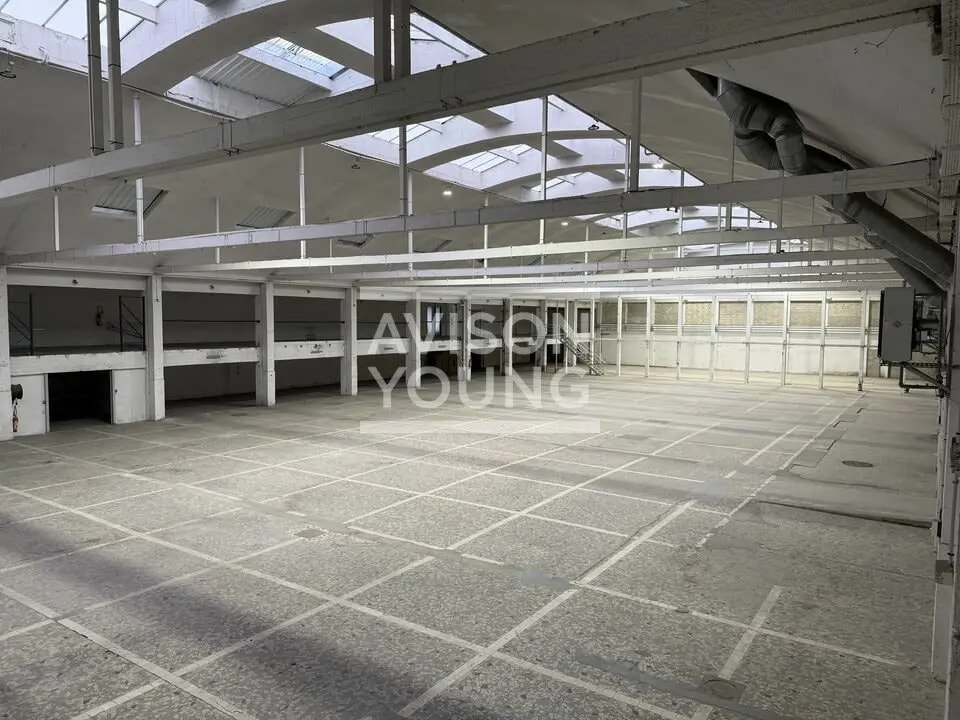 Light Industrial in La Courneuve to rent Building Photo- Image 1 of 8