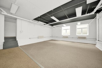 Kingsway Pl, London to rent Interior Photo- Image 1 of 13