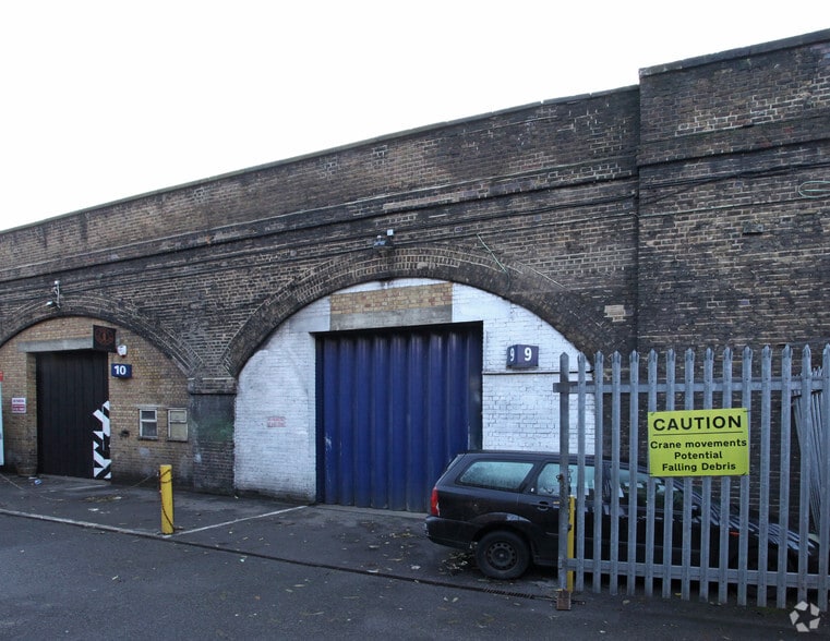 Bohemia Pl, London to rent - Building Photo - Image 2 of 4