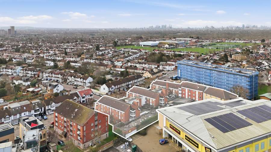 5-27 Clarence Av, Ilford for sale Primary Photo- Image 1 of 6