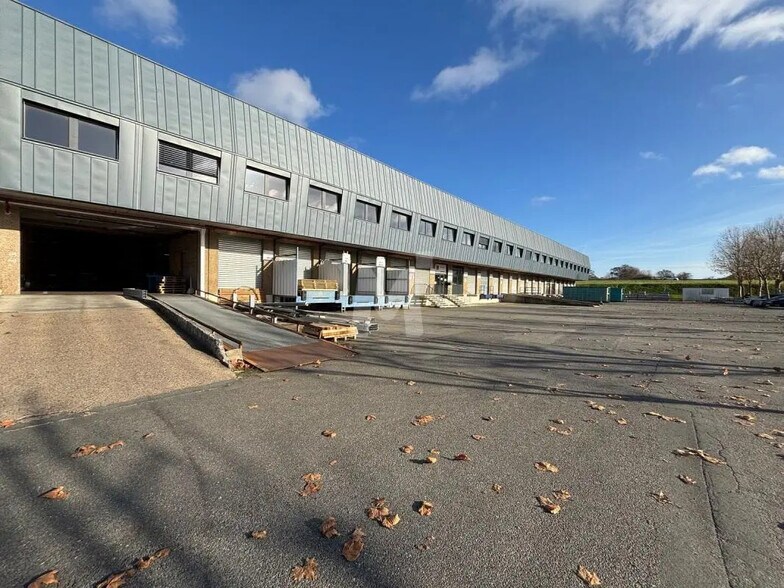 Light Industrial in Villejust to rent - Building Photo - Image 3 of 9