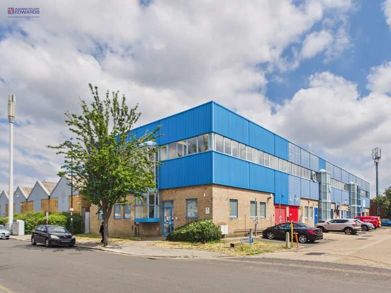1-4 Swan Close, Croydon to rent - Building Photo - Image 1 of 4