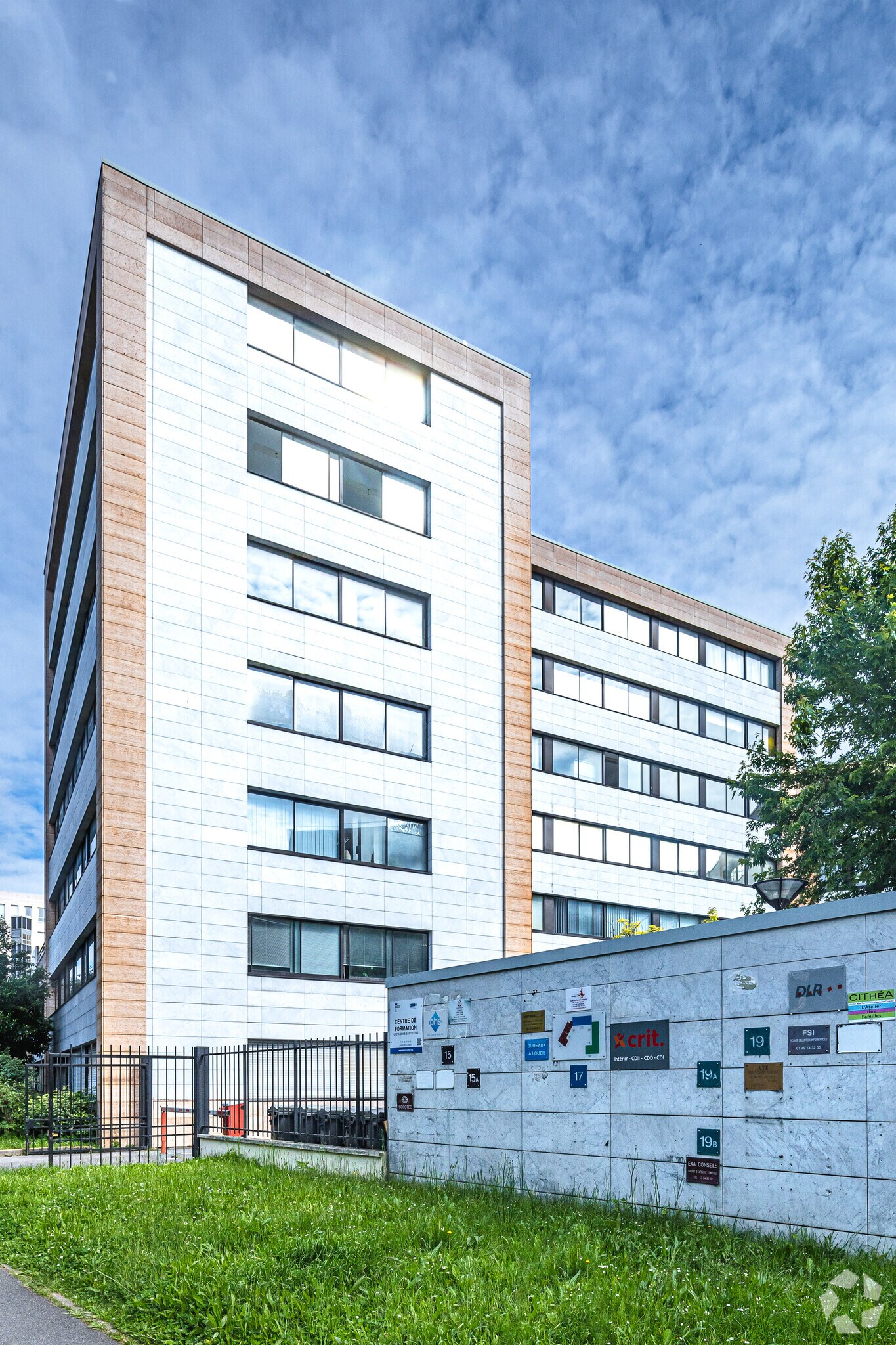 Office in Noisy-le-Grand for sale Primary Photo- Image 1 of 10