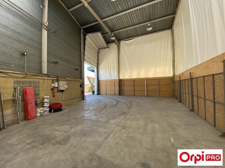 Light Industrial in Morangis to rent - Interior Photo - Image 3 of 6