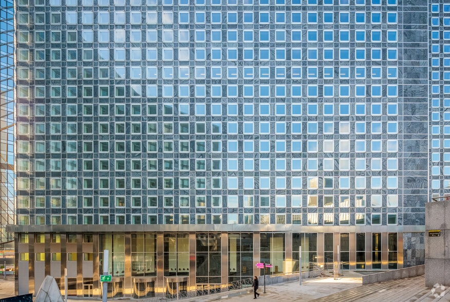 6 Place Des Degrés, Puteaux to rent - Building Photo - Image 2 of 3
