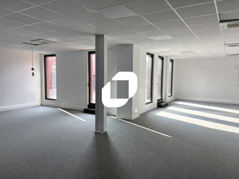 Chemin Du Plateau, Dardilly to rent - Building Photo - Image 2 of 6