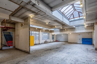 22 Upper Woburn Pl, London to rent Interior Photo- Image 2 of 7