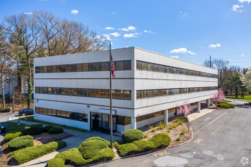 140 Route 17 N, Paramus, NJ for rent - Primary Photo - Image 1 of 6