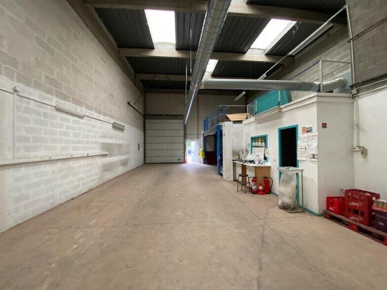 Light Industrial in Lyon to rent - Building Photo - Image 3 of 11