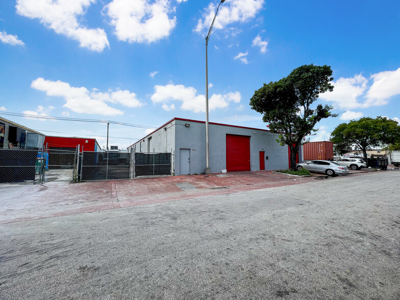 1052-1054 E 27th St, Hialeah, FL for rent - Building Photo - Image 2 of 3