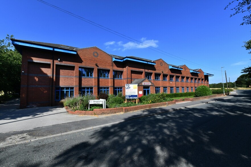 Moor Knoll Ln, Wakefield to rent - Building Photo - Image 2 of 16