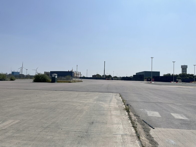 High St, Northfleet to rent - Building Photo - Image 2 of 4